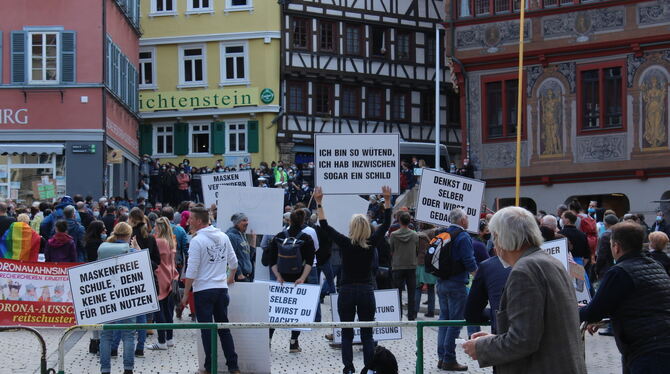 Tübingen: Viele Demonstranten hatten Schilder mit Parolen gegen die Corona-Maßnahmen dabei.