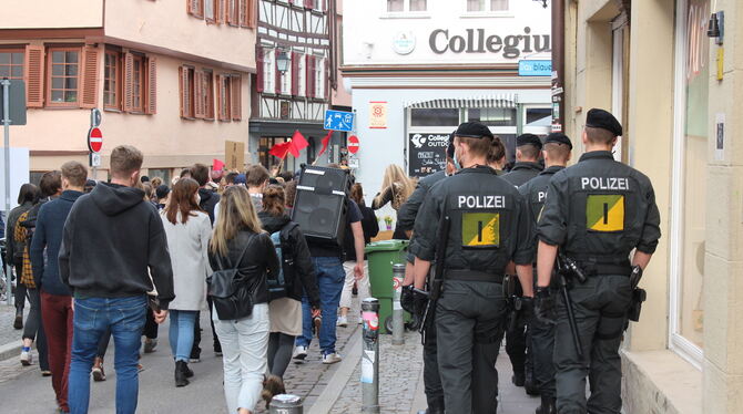 Linke Demonstranten Corona-Demo Tübingen Corona-Demo Tübingen: Linken Gegendemonstranten ziehen mit Polizeigeleit durch die Innenstadt in Richtung Epplehaus.