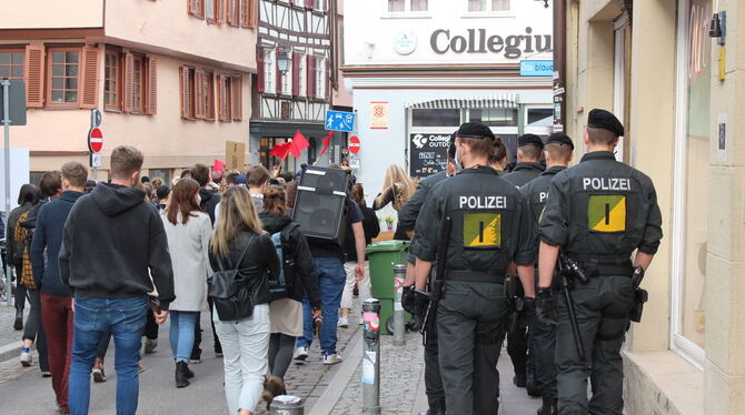Corona-Demo Tübingen: Linken Gegendemonstranten ziehen mit Polizeigeleit durch die Innenstadt in Richtung Epplehaus.