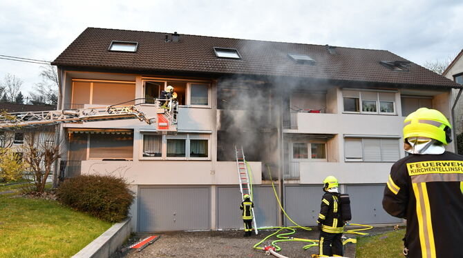 Im Erdgeschoss eines Mehrfamilienhauses in Kirchentellinsfurt ist am Sonntagmorgen aus nicht bekannten Gründen ein Feuer ausgebr