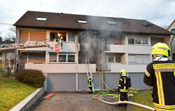 Im Erdgeschoss eines Mehrfamilienhauses in Kirchentellinsfurt ist am Sonntagmorgen aus nicht bekannten Gründen ein Feuer ausgebr