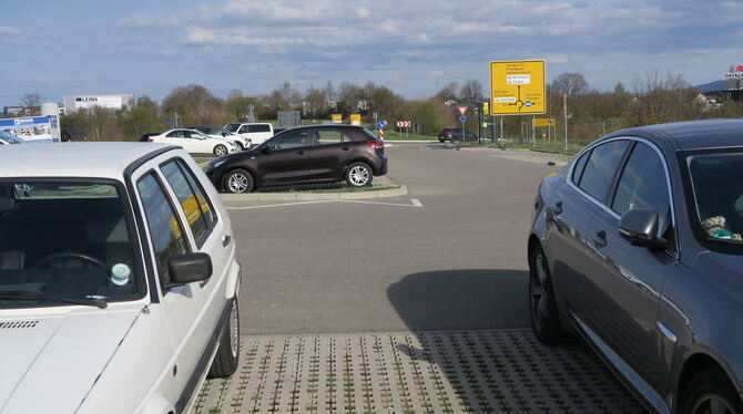 Auf dem P+M-Parkplatz stehen Autos mit Verbrennungsmotor. Eine Ladesäule für E-Autos soll es geben. Zu sehen ist sie nicht.  FOT