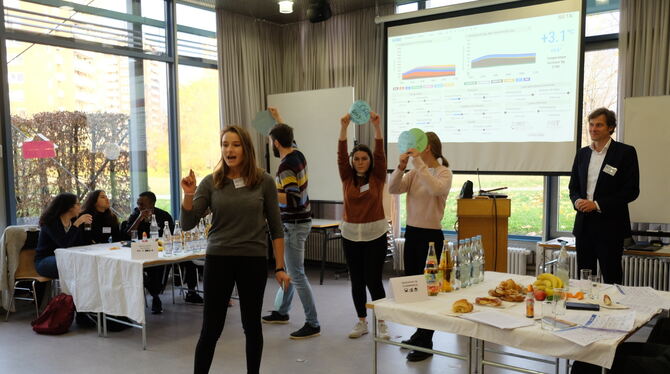 Erkenntnisse  gewinnen durch  Rollenspiele:  Florian Kapmeier mit Studentinnen.  FOTO: HOCHSCHULE