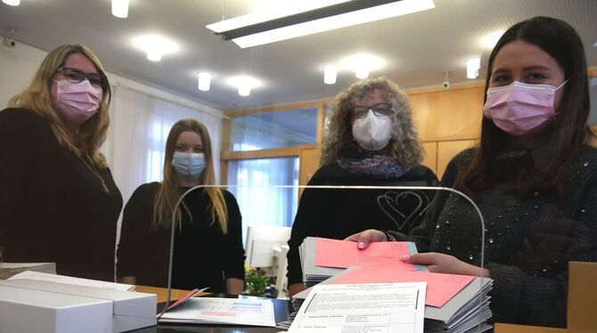 Die frisch gedruckten Stimmzettel da. Im Wahlbüro der Stadt Metzingen in der Reutlinger Straße 10 – der ehemaligen Volksbank-Fil