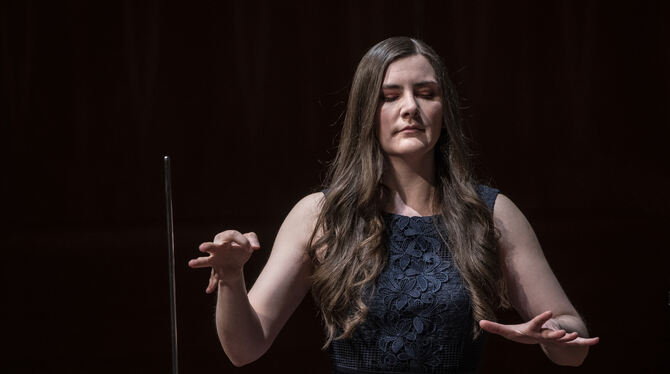 Carolina Eyck beim Auftritt mit der Württembergischen Philharmonie in der Stadthalle: Mit der Position ihrer Hände in der Luft r