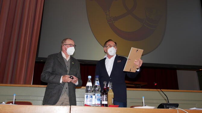 Der stellvertretende Uracher Bürgermeister Werner Grad (rechts) verleiht die Uracher Bürgermedaille an Günter Künkele.  FOTO: FI
