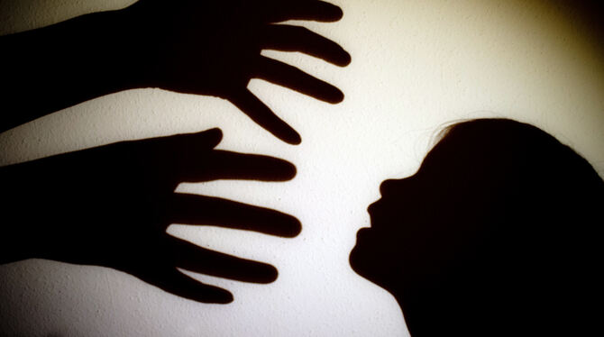 Sexueller Missbrauch von Kindern: Das Tübinger Jugendamt sieht sich dem Vorwurf ausgesetzt, zu spät reagiert zu haben.  FOTO: PL