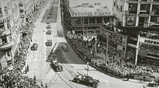 Die Queen und der Prinz fuhren in getrennten Autos 1965 durch die Stadt.  FOTO: DPA