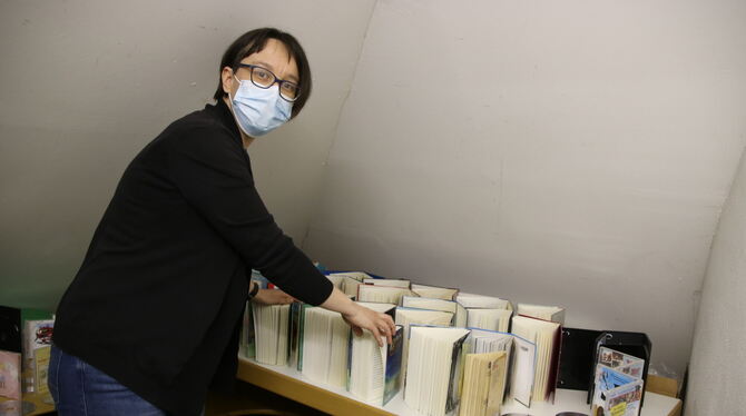 Bücherei-Mitarbeiterin Barbara Katic steht im Desinfektionsraum. Dort werden alle zurückgegebenen Medien keimfrei gemacht.  FOTO
