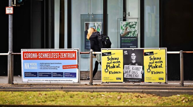 Sie sollen weg: Die umstrittenen Plakate am Rande der Gehwege wie hier in Bad Cannstatt am Wilhelmsplatz.  FOTO: LICHTGUT/KOVALE