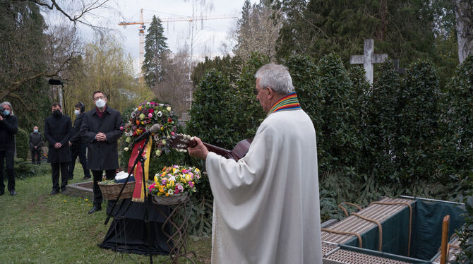 Beisetzung auf dem Stadtfriedhof mit Pfarrer Wolfgang Gramer: Küngs Grab liegt nicht weit von der letzten Ruhestätte seines Freu