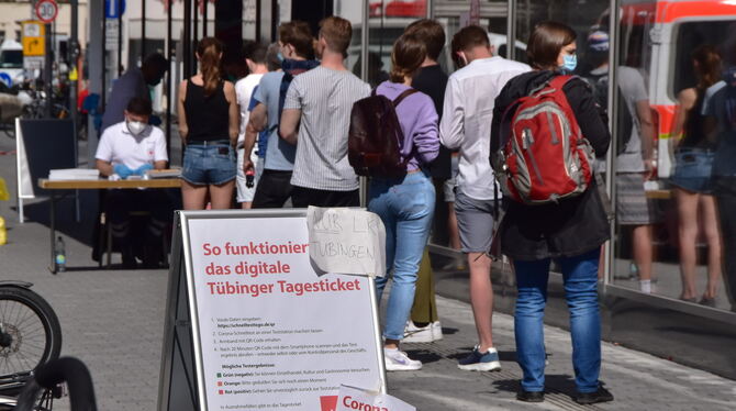 Die »Modellstadt« Tübingen: Nicht jeder war erfreut vom Besucheransturm wie hier am Gründonnerstag.  FOTOS: MEYER, STURM, NIETHA
