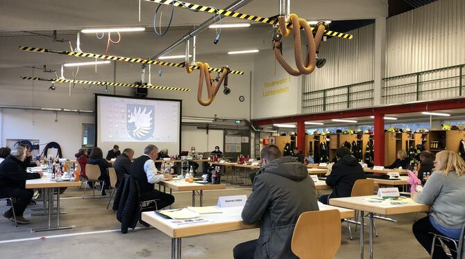 Gemeinderatssitzung in der Fahrzeughalle im Feuerwehrhaus Unterhausen.  FOTO: US
