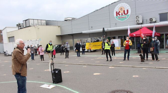 Bei der Protestaktion vor der K&U-Produktionsstätte im Industriegebiet West sprach NGG-Landeschef Uwe Hildebrandt.  FOTO: SPIESS