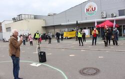 Bei der Protestaktion vor der K&U-Produktionsstätte im Industriegebiet West sprach NGG-Landeschef Uwe Hildebrandt.  FOTO: SPIESS