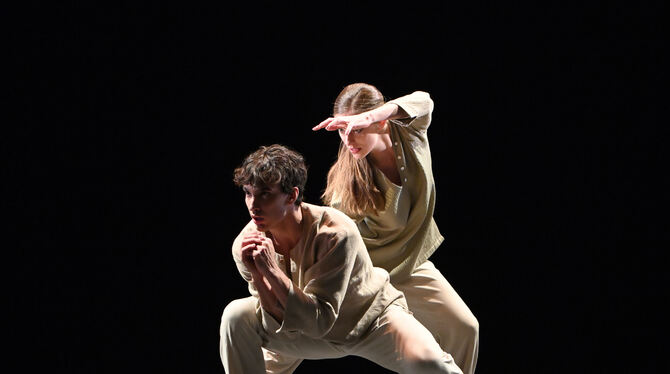 Martí Fernández Paixà und Daiana Ruiz tanzen in dem von Timoor Afshar choreografierten Stück »Deltangi«. FOTO: STUTTGARTER BALLE