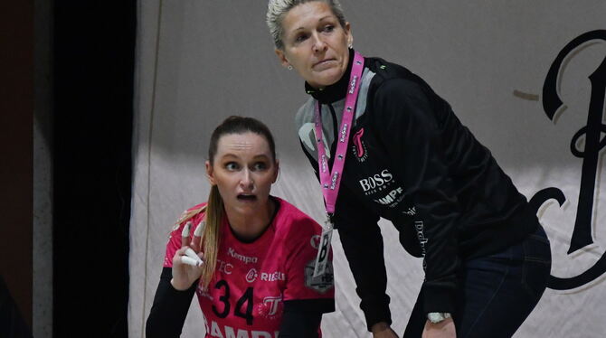 Saison verlängert: Metzingens Trainerin Edina Rott (rechts) muss mit ihrem Team nun über das offizielle Saisonende hinaus um Pu Saison verlängert: Metzingens Trainerin Edina Rott (rechts) muss mit ihrem Team nun über das offizielle Saisonende hinaus um Pu