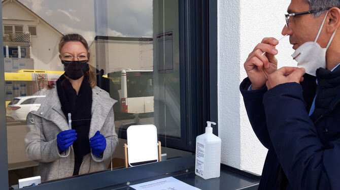 RSV-Personalleiterin  Birgit Hocke testet den Betriebsratsvorsitzenden Mustafa Baykan.  FOTO: RSV