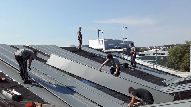 Mit Herzblut in der Ausführung der Aufträge im Dach- und Fassadenbau: Das Künstle-Team auf einem Metalldach der Region.