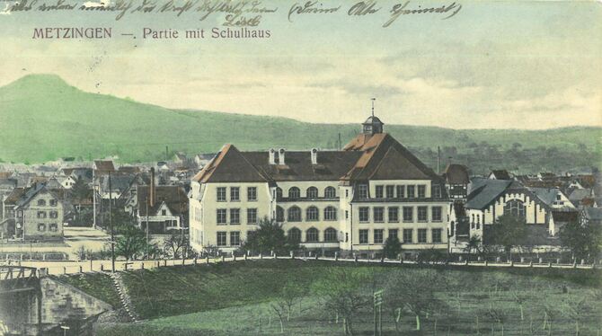 Postkarten-Serie: Eine Karte aus der Zeit um 1910 zeigt den Blick auf die damalige Volksschule, die heutige Sieben-Keltern-Schul