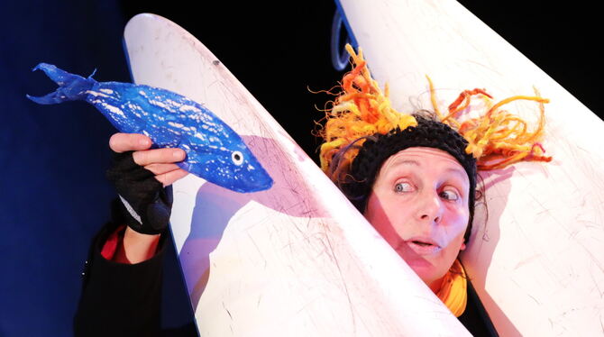 Darstellerin Sonka Müller bei einer Begegnung mit einem Fisch.  FOTO: PATATI-PATATA