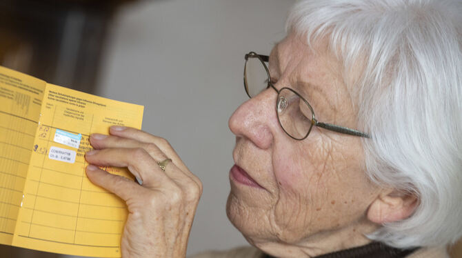 Die Corona-Impfung wird im Impfpass dokumentiert – einschließlich des verwendeten Impfstoffs. FOTO: PUCHNER/DPA Die Corona-Impfung wird im Impfpass dokumentiert – einschließlich des verwendeten Impfstoffs. FOTO: PUCHNER/DPA
