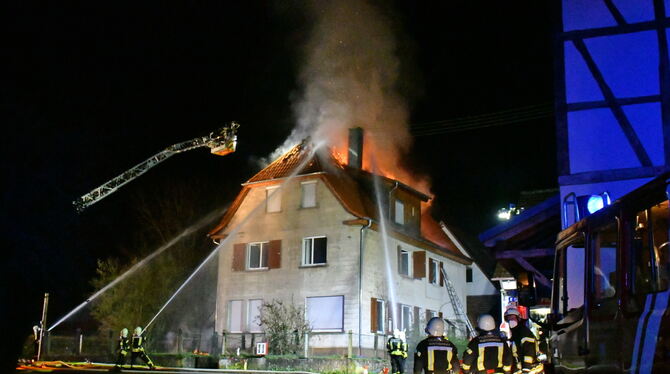 Im Heinrich-Heine-Weg in Jettenburg ist in der Nacht zum Donnerstag ein Wohnhaus im Flammen aufgegangen.