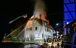 Im Heinrich-Heine-Weg in Jettenburg ist in der Nacht zum Donnerstag ein Wohnhaus im Flammen aufgegangen. 