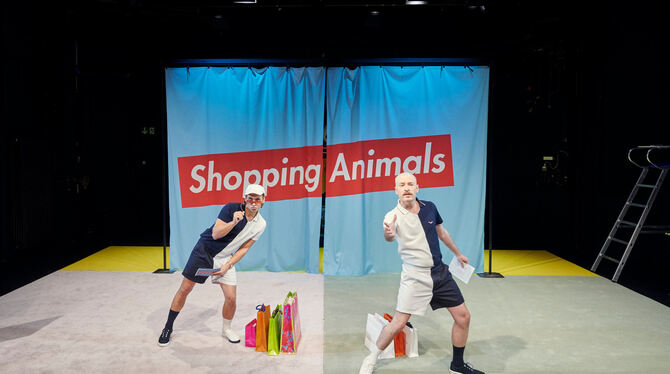 Daniel Hölzinger (links) und Jonas Breitstadt laden das Publikum in der Spielshow »Shopping Animals« zum Mitmachen ein.