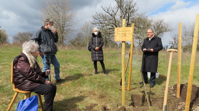 OB Thomas Keck (rechts) pflanzte einen Freundschaftsbaum als Zeichen der Verbundenheit mit Pistoia. Gespendet hatte ihn Margot S
