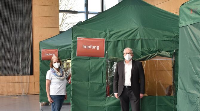 Dr. Dorothea Köster und Verwaltungsbürgermeister Robert Hahn beim mobilen Impfteam in Rommelsbach