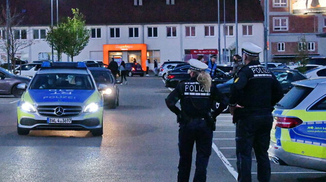 Starke Polizeipräsenz auf den Parkplätzen in Reutlingen.