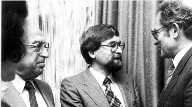 Die Gemeinderäte Kurt Frey (links) und Wilhelm Koch (rechts) gratulieren 1982 Rudolf Heß zu seinem überraschenden Sieg im ersten