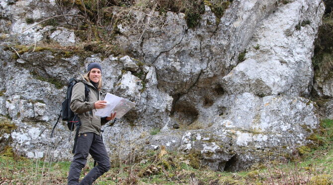 Genauer Blick auf Felsen, Tümpel, Tuffsteinquellen oder Dolinen:  Marian Siedentopf kartiert Biotope.  Er schaut sich die bereit