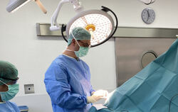 Lukas Kofler während einer Operation in einem der vier Säle an der Tübinger  Uni-Hautklinik. FOTO: UNIKLINIK
