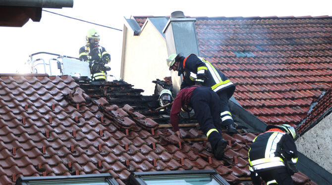 Die Feuerwehr bei Löscharbeiten an dem brennenden Dachstuhl in Kleinengstingen.