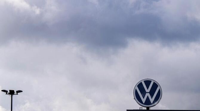 Ein Logo von Volkswagen dreht sich auf einem Werk