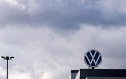 Ein Logo von Volkswagen dreht sich auf einem Werk