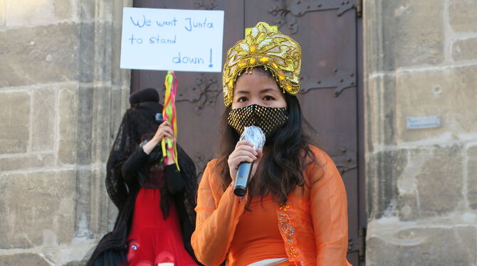Die Künstlerin Yadanar, vor wenigen Tagen aus Myanmar gekommen, berichtet bei der Kundgebung in Tübingen über die Militärgewalt