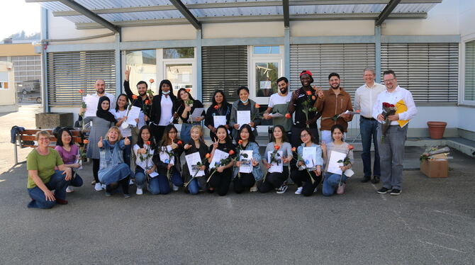 Die Absolventen des Altenpflegehilfekurses der Akademie für Gesundheit und Soziales in Pfullingen mit ihren Lehrern.  FOTO: AKAD