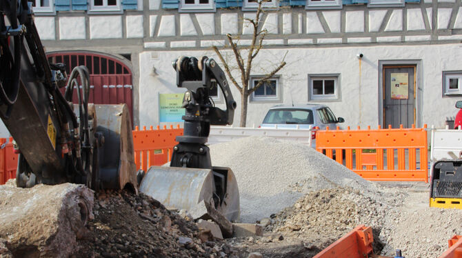 Der Hülenplatz in Bernloch wird neu gestaltet, wobei auch an Kanälen und Wasserleitungen manches zu tun ist. FOTOS: DEWALD