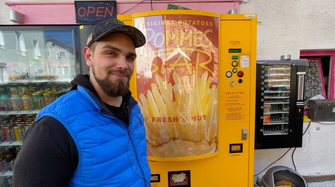 Luca Mogavero und sein »Pommes Star«. Der Pommesautomat des 21-Jährigen steht seit wenigen Wochen mitten im Herzen von Betzingen