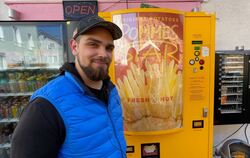 Luca Mogavero und sein "Pommes Star". Der Pommesautomat des 21-Jährigen steht seit wenigen Wochen mitten im Herzen von Betzingen