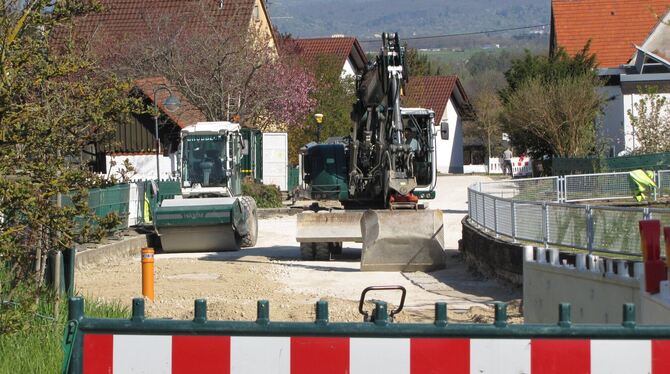 Die Straßenbaustelle in Dörnach ist schon recht weit fortgeschritten. Der Untergrund ist fertig. Als Nächstes bringen die Bauarb