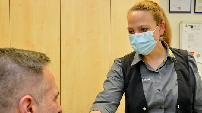 Verena Schmid, Inhaberin von Möck-Lebensmittel, testet einen ihrer Mitarbeiter.
