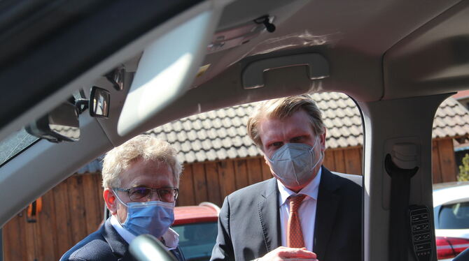 Firmenchef Roland Arnold und Staatssekretär Thomas Bareiß werfen einen Blick in ein Fahrschulfahrzeug von Paravan.  FOTO: WURSTE
