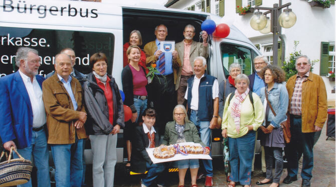Das Team der ersten Stunde präsentiert den Bürgerbus am 27. Mai 2011 auf dem Pfullinger Marktplatz und erhält von Bürgermeister