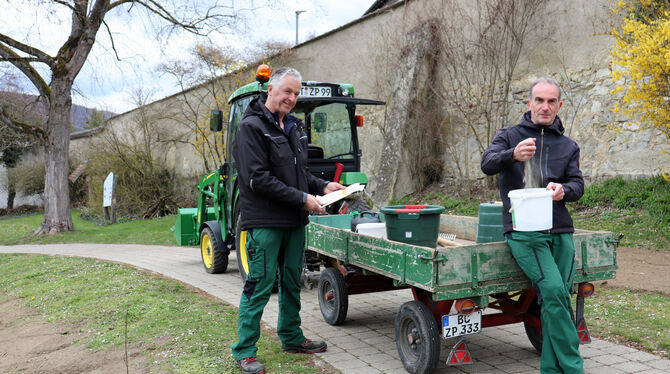 Walter Münch und Josef Kresser von der ZfP-Gärtnerei bei den Vorbereitungen für die Aussaat der Wildblumenwiese.  FOTO: MITRENGA