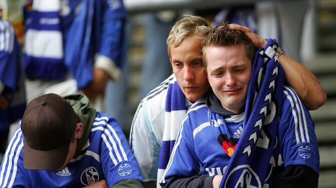 Leiden mit dem Club – immer und immer wieder: Fans des FC Schalke 04 nach dem erneut feststehenden Abstieg. FOTO: SPECK/WITTERS