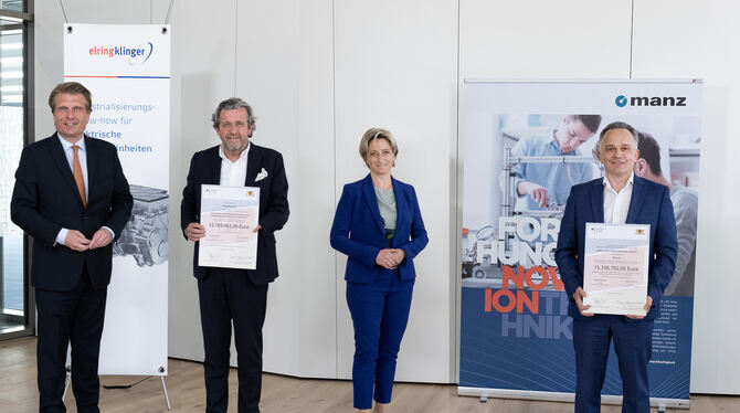Staatssekretär Thomas Bareiß (links) und die baden-württembergische Wirtschaftsministerin Nicole Hoffmeister-Kraut überreichten